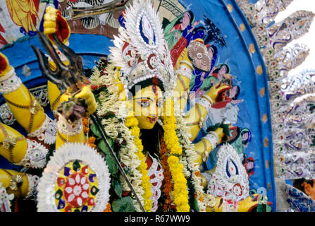 Dea Durga Pooja puja omaggio alla Dea Madre di immersione, Calcutta, West Bengal, India Foto Stock