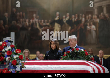 Washington, Distretto di Columbia, Stati Uniti d'America. 3 dicembre, 2018. Presidente Trump e la First Lady Melania Trump prendere un momento di silenzio alla teca contenente il corpo di ex presidente degli Stati Uniti George H.W. Bush nella Rotunda del Campidoglio degli Stati Uniti in Washington, DC, Stati Uniti d'America, 03 dicembre 2018. Bush, la quarantunesima edizione del Presidente degli Stati Uniti (1989-1993), morì nella sua Houston, Texas, Stati Uniti d'America, casa circondata da amici e parenti il 03 novembre 2018. Il corpo si troverà nello stato in Campidoglio prima di essere spostato verso la Cattedrale Nazionale di Washington per un servizio funebre. Credito: ZUMA Press, Inc./Alamy Live News Foto Stock
