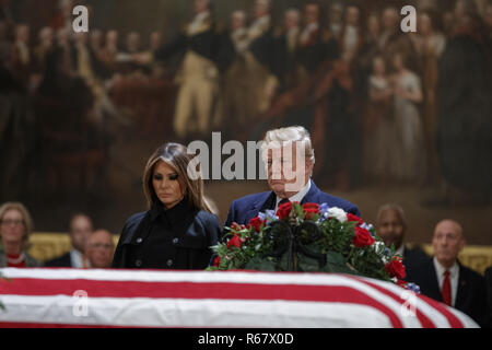 Washington, Distretto di Columbia, Stati Uniti d'America. 3 dicembre, 2018. Presidente Trump e la First Lady Melania Trump prendere un momento di silenzio alla teca contenente il corpo di ex presidente degli Stati Uniti George H.W. Bush nella Rotunda del Campidoglio degli Stati Uniti in Washington, DC, Stati Uniti d'America, 03 dicembre 2018. Bush, la quarantunesima edizione del Presidente degli Stati Uniti (1989-1993), morì nella sua Houston, Texas, Stati Uniti d'America, casa circondata da amici e parenti il 03 novembre 2018. Il corpo si troverà nello stato in Campidoglio prima di essere spostato verso la Cattedrale Nazionale di Washington per un servizio funebre. Credito: ZUMA Press, Inc./Alamy Live News Foto Stock