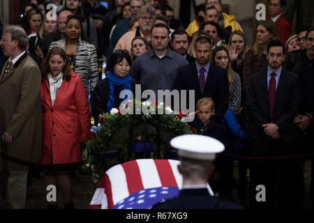 Washington, Distretto di Columbia, Stati Uniti d'America. 3 dicembre, 2018. Stephen G. Leighton Jr. saluta mentre il pagamento rispetta con suo padre Stephen G. Leighton Suor come resti di ex presidente degli Stati Uniti George H. W. Bush si trovano nello stato in Campidoglio la rotunda Dicembre 3, 2018 a Washington, DC. Credito: Brendan Smialowski/CNP/ZUMA filo/Alamy Live News Foto Stock