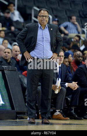 Washington, DC, Stati Uniti d'America. 3 dicembre, 2018. 20181203 - Liberty head coach RITCHIE MCKAY guarda il suo team contro Georgetown nella seconda metà a capitale una arena a Washington. Credito: Chuck Myers/ZUMA filo/Alamy Live News Foto Stock