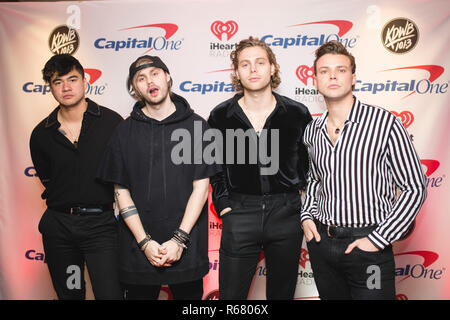 Saint Paul, Stati Uniti d'America. 03 Dic, 2018. Il cantante LUCA Hemmings, chitarrista Michael Clifford, bassista Calum il cofano e il batterista Ashton Irwin di 5 secondi di estate backstage sul tappeto rosso all'Xcel Energy Center a Saint Paul, Minnesota. Credito: la foto di accesso/Alamy Live News Foto Stock