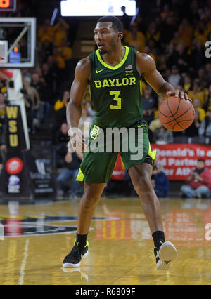 Wichita, Kansas, Stati Uniti d'America. 01 Dic, 2018. Baylor Bears guard re McClure (3) gestisce la sfera durante il NCAA Pallacanestro tra il Baylor Bears e Wichita State Shockers a Charles Koch Arena di Wichita, Kansas. Kendall Shaw/CSM/Alamy Live News Foto Stock