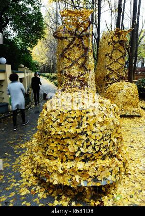 Hangzhou, Hangzhou, Cina. 4° dic, 2018. Hangzhou, Cina-una coppia di gigante " stivali'made di golden foglie di ginkgo può essere visto sulla strada di Hangzhou, Cina. Credito: SIPA Asia/ZUMA filo/Alamy Live News Foto Stock