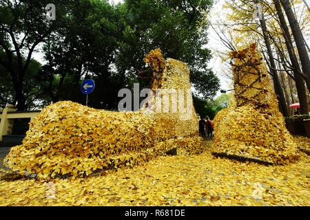 Hangzhou, Hangzhou, Cina. 4° dic, 2018. Hangzhou, Cina-una coppia di gigante " stivali'made di golden foglie di ginkgo può essere visto sulla strada di Hangzhou, Cina. Credito: SIPA Asia/ZUMA filo/Alamy Live News Foto Stock