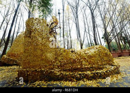 Hangzhou, Hangzhou, Cina. 4° dic, 2018. Hangzhou, Cina-una coppia di gigante " stivali'made di golden foglie di ginkgo può essere visto sulla strada di Hangzhou, Cina. Credito: SIPA Asia/ZUMA filo/Alamy Live News Foto Stock