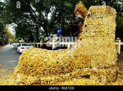 Hangzhou, Hangzhou, Cina. 4° dic, 2018. Hangzhou, Cina-una coppia di gigante " stivali'made di golden foglie di ginkgo può essere visto sulla strada di Hangzhou, Cina. Credito: SIPA Asia/ZUMA filo/Alamy Live News Foto Stock