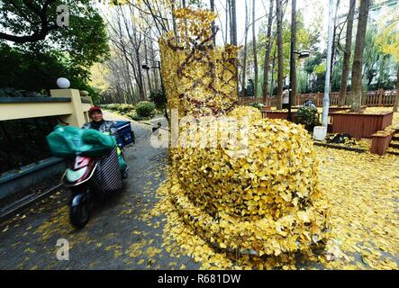 Hangzhou, Hangzhou, Cina. 4° dic, 2018. Hangzhou, Cina-una coppia di gigante " stivali'made di golden foglie di ginkgo può essere visto sulla strada di Hangzhou, Cina. Credito: SIPA Asia/ZUMA filo/Alamy Live News Foto Stock