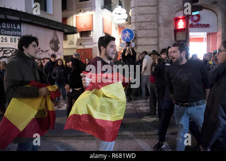 Granada, Granada, Spagna. 3 dicembre, 2018. Due uomini di estrema destra sono visti incitare i manifestanti con la loro bandiera spagnola durante la protesta.Più di 5000 persone hanno protestato contro il fascismo in Granada, dopo le elezioni di estrema destra dove hanno conquistato 12 seggi nel parlamento andaluso. Credito: Carlos Gil/SOPA Immagini/ZUMA filo/Alamy Live News Foto Stock