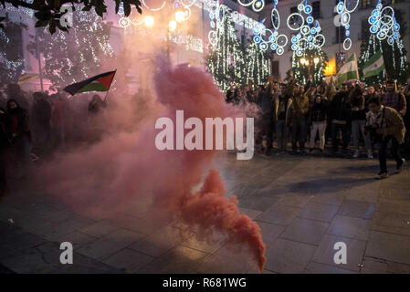 Granada, Granada, Spagna. 3 dicembre, 2018. Una pentola di rosso fumo visto bruciare durante la protesta antifascista in Granada.Più di 5000 persone hanno protestato contro il fascismo in Granada, dopo le elezioni di estrema destra dove hanno conquistato 12 seggi nel parlamento andaluso. Credito: Carlos Gil/SOPA Immagini/ZUMA filo/Alamy Live News Foto Stock