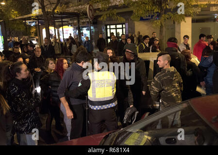 Granada, Granada, Spagna. 3 dicembre, 2018. Un driver è un tipo di visto che viene affrontato da uno dei manifestanti durante la protesta.Più di 5000 persone hanno protestato contro il fascismo in Granada, dopo le elezioni di estrema destra dove hanno conquistato 12 seggi nel parlamento andaluso. Credito: Carlos Gil/SOPA Immagini/ZUMA filo/Alamy Live News Foto Stock