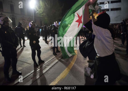 Granada, Granada, Spagna. 3 dicembre, 2018. Un manifestante visto sventolare il rivoluzionario andalusa di bandiera prima della polizia durante la protesta.Più di 5000 persone hanno protestato contro il fascismo in Granada, dopo le elezioni di estrema destra dove hanno conquistato 12 seggi nel parlamento andaluso. Credito: Carlos Gil/SOPA Immagini/ZUMA filo/Alamy Live News Foto Stock