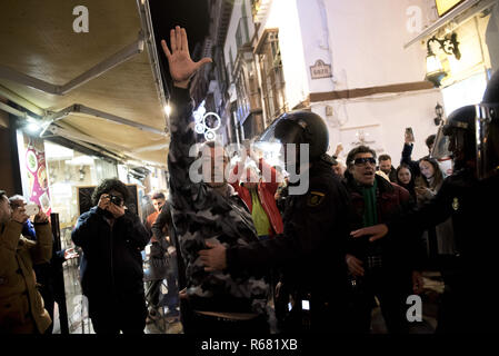 Granada, Granada, Spagna. 3 dicembre, 2018. Un poliziotto visto ritirare un fascista rendendo il saluto nazista durante l'anti-fascisti protesta.Più di 5000 persone hanno protestato contro il fascismo in Granada, dopo le elezioni di estrema destra dove hanno conquistato 12 seggi nel parlamento andaluso. Credito: Carlos Gil/SOPA Immagini/ZUMA filo/Alamy Live News Foto Stock