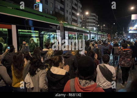 Granada, Granada, Spagna. 3 dicembre, 2018. Un gruppo di dimostranti sono visibili sulle strade di Granada durante la protesta.Più di 5000 persone hanno protestato contro il fascismo in Granada, dopo le elezioni di estrema destra dove hanno conquistato 12 seggi nel parlamento andaluso. Credito: Carlos Gil/SOPA Immagini/ZUMA filo/Alamy Live News Foto Stock