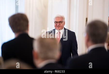 Berlino, Germania. 04 Dic, 2018. Il Presidente federale Frank-Walter Steinmeier arriva al castello di Bellevue di aggiudicazione dell'Ordine al Merito della Repubblica federale di Germania. Sotto il motto "esigenze future ricordo', Presidente federale Steinmeier onorato un totale di 14 donne e 14 uomini per la loro eccezionale impegno per la cultura del ricordo e ricordo in Germania con l'ordine di merito in occasione dell'ufficio onorario giorno. Credito: Bernd von Jutrczenka/dpa/Alamy Live News Foto Stock