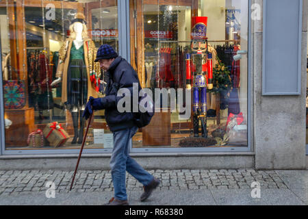 Wroclaw, Polonia, Dicembre 4, 2018 un anziano uomo cammina passato un Natale merci espositore, Credito: Lidia Mukhamadeeva/Alamy Live News Foto Stock