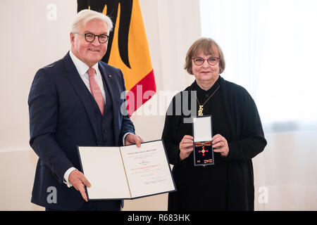 04 dicembre 2018, Berlin: Presidente federale Frank-Walter Steinmeier awards dell'Ordine al Merito della Repubblica federale di Germania a Rita cuocere da Amburgo. Sotto il motto "esigenze future ricordo', Presidente federale Steinmeier onorato un totale di 14 donne e 14 uomini per la loro eccezionale impegno per la cultura del ricordo e ricordo in Germania con l'ordine di merito in occasione dell'ufficio onorario giorno. Foto: Bernd von Jutrczenka/dpa Foto Stock