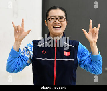 (181204) -- TIANJIN, Dicembre 4, 2018 (Xinhua) -- Huo Jinghong, la quinta generazione discendente di Huo Yuanjia, una delle arti marziali cinesi master, dimostra la salute del Qigong, un arte marziale tradizionale combinata con la meditazione, per gli studenti di Tianjin università di Commercio di Tianjin, Cina del nord, nov. 26, 2018. Come il discendente di Huo Yuanjia, uno della Cina il più venerato arti marziali masters, Huo Jinghong, 41, ha iniziato a praticare arti marziali all età di 5. Dopo la laurea dalla scuola di Wushu di Pechino Sport University in grandi di Wushu di routine, Huo ha iniziato la sua carriera come una palestra teache Foto Stock