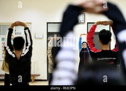 (181204) -- TIANJIN, Dicembre 4, 2018 (Xinhua) -- Huo Jinghong, la quinta generazione discendente di Huo Yuanjia, una delle arti marziali cinesi master, dimostra la salute del Qigong, un arte marziale tradizionale combinata con la meditazione, per gli studenti di Tianjin università di Commercio di Tianjin, Cina del nord, nov. 26, 2018. Come il discendente di Huo Yuanjia, uno della Cina il più venerato arti marziali masters, Huo Jinghong, 41, ha iniziato a praticare arti marziali all età di 5. Dopo la laurea dalla scuola di Wushu di Pechino Sport University in grandi di Wushu di routine, Huo ha iniziato la sua carriera come una palestra insegnare Foto Stock