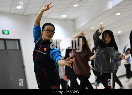 (181204) -- TIANJIN, Dicembre 4, 2018 (Xinhua) -- Huo Jinghong, la quinta generazione discendente di Huo Yuanjia, una delle arti marziali cinesi master, insegna arti marziali a Tianjin università di Commercio di Tianjin, Cina del nord, nov. 26, 2018. Come il discendente di Huo Yuanjia, uno della Cina il più venerato arti marziali masters, Huo Jinghong, 41, ha iniziato a praticare arti marziali all età di 5. Dopo la laurea dalla scuola di Wushu di Pechino Sport University in grandi di Wushu di routine, Huo ha iniziato la sua carriera come insegnante di palestra di Tianjin University of Commerce nell'anno 2000. Come gy Foto Stock