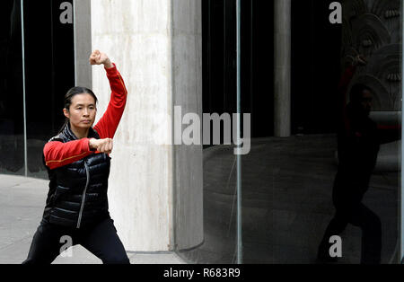 (181204) -- TIANJIN, Dicembre 4, 2018 (Xinhua) -- Huo Jinghong, la quinta generazione discendente di Huo Yuanjia, una delle arti marziali cinesi master, pratiche Huo-style boxe a Huo Yuanjia Memorial Xiaonanhe nel villaggio di Jingwu township di Tianjin, Cina del nord del Comune, nov. 28, 2018. Come il discendente di Huo Yuanjia, uno della Cina il più venerato arti marziali masters, Huo Jinghong, 41, ha iniziato a praticare arti marziali all età di 5. Dopo la laurea dalla scuola di Wushu di Pechino Sport University in grandi di Wushu di routine, Huo ha iniziato la sua carriera come insegnante di palestra di Tianjin Unive Foto Stock