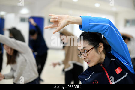 (181204) -- TIANJIN, Dicembre 4, 2018 (Xinhua) -- Huo Jinghong, la quinta generazione discendente di Huo Yuanjia, una delle arti marziali cinesi master, dimostra la salute del Qigong, un arte marziale tradizionale combinata con la meditazione, per gli studenti di Tianjin università di Commercio di Tianjin, Cina del nord, nov. 26, 2018. Come il discendente di Huo Yuanjia, uno della Cina il più venerato arti marziali masters, Huo Jinghong, 41, ha iniziato a praticare arti marziali all età di 5. Dopo la laurea dalla scuola di Wushu di Pechino Sport University in grandi di Wushu di routine, Huo ha iniziato la sua carriera come una palestra teac Foto Stock