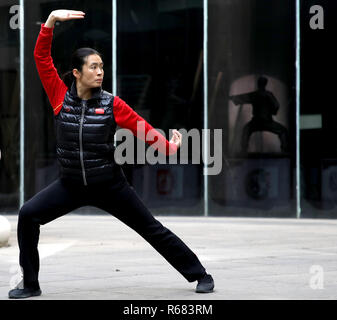 (181204) -- TIANJIN, Dicembre 4, 2018 (Xinhua) -- Huo Jinghong, la quinta generazione discendente di Huo Yuanjia, una delle arti marziali cinesi master, pratiche Huo-style boxe a Huo Yuanjia Memorial Xiaonanhe nel villaggio di Jingwu township di Tianjin, Cina del nord del Comune, nov. 28, 2018. Come il discendente di Huo Yuanjia, uno della Cina il più venerato arti marziali masters, Huo Jinghong, 41, ha iniziato a praticare arti marziali all età di 5. Dopo la laurea dalla scuola di Wushu di Pechino Sport University in grandi di Wushu di routine, Huo ha iniziato la sua carriera come insegnante di palestra di Tianjin Univers Foto Stock