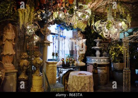 Hangzhou, Hangzhou, Cina. 4° dic, 2018. Hangzhou, Cina-un negozio di fiori decorate in stile di Ã¢â'¬ËoeAlice avventure in WonderlandÃ¢â'¬â"¢ può essere visto in Hangzhou, est ChinaÃ¢â'¬â"¢s nella provincia di Zhejiang. Credito: SIPA Asia/ZUMA filo/Alamy Live News Foto Stock