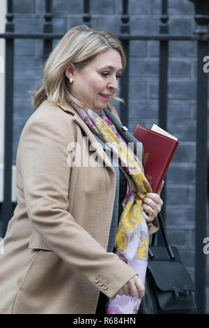 Londra REGNO UNITO. Il 4 dicembre 2018. Karen Bradley, Segretario di Stato per l'Irlanda del Nord lascia Downing Street dopo la riunione di gabinetto Credito: amer ghazzal/Alamy Live News Foto Stock