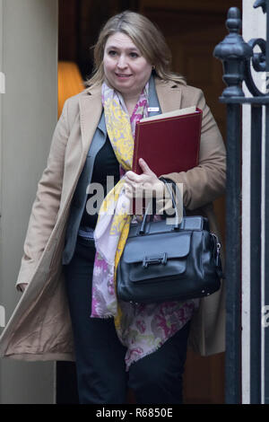 Londra REGNO UNITO. Il 4 dicembre 2018. Karen Bradley, Segretario di Stato per l'Irlanda del Nord lascia Downing Street dopo la riunione di gabinetto Credito: amer ghazzal/Alamy Live News Foto Stock