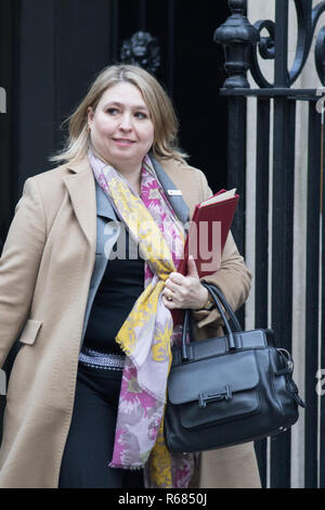 Londra REGNO UNITO. Il 4 dicembre 2018. Karen Bradley, Segretario di Stato per l'Irlanda del Nord lascia Downing Street dopo la riunione di gabinetto Credito: amer ghazzal/Alamy Live News Foto Stock