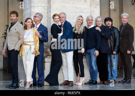 Foto Mario cartelli/LaPresse04-12-2018 Roma, Italia SpettacoloPhotocall del film &#x201c;Natale a 5 stelle&#x201d; al cinema Lo spazio ModernoNella foto: il castPhoto Mario cartelli/LaPresseDecember 04th, 2018 Roma, ItalyEntertainementCast parteciperà al &#x201c;Natale a 5 stelle&#x201d; movie photocall presso lo Spazio moderno cinemaIn foto: Il cast Foto Stock