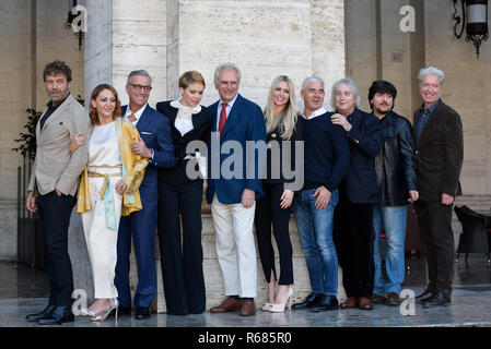 Foto Mario cartelli/LaPresse04-12-2018 Roma, Italia SpettacoloPhotocall del film &#x201c;Natale a 5 stelle&#x201d; al cinema Lo spazio ModernoNella foto: il castPhoto Mario cartelli/LaPresseDecember 04th, 2018 Roma, ItalyEntertainementCast parteciperà al &#x201c;Natale a 5 stelle&#x201d; movie photocall presso lo Spazio moderno cinemaIn foto: Il cast Foto Stock