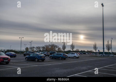 Darlington, Regno Unito. Il 4 dicembre 2018. Il sindaco conservatore per la Tees Valley, Ben Houchen, ha annunciato di voler prendere la lottando Tees Valley Airport indietro nella proprietà pubblica ad un costo di € 40 milioni. Il piano ha suscitato critiche da parte della manodopera consigli controllata.Un aereo decolla sopra il parcheggio auto. Credito: DAVID DIXON /Alamy Live News Foto Stock