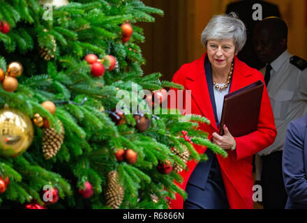 Londra, Regno Unito. 04 Dic, 2018. Il primo ministro, Theresa Maggio, guarda al Chistmas decorazioni come lei lascia il numero 10 di rivolgermi al Parlamento una settimana prima della cruciale votazione Brexit. Lei sta cercando di convincere i parlamentari a votare per lei Brexit trattativa. Credito: Tommy Londra/Alamy Live News Foto Stock