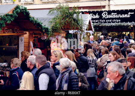 Bagno, Somerset, Regno Unito. 4 Dic 2018. Foto di un occupato metà settimana folla di acquirenti a Bath Mercatino di Natale. Il 2018 è il mercato più grande ospitata dalla città di Bath. Così come il cortile abbazia e strette stradine che circondano le terme romane, questo anno Milsom Street è anche stata accantonata per le bancarelle del mercato. Il mercato si chiude il 9 dicembre gli organizzatori possono prendere in considerazione una proroga della licenza per una ulteriore settimana nel 2019. Credito: Signor Standfast/Alamy Live News Foto Stock