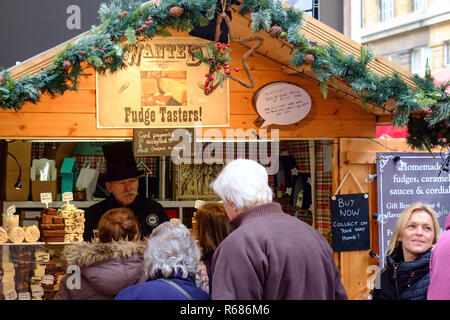 Bagno, Somerset, Regno Unito. 4 Dic 2018. Foto di un occupato metà settimana folla di acquirenti a Bath Mercatino di Natale. Il 2018 è il mercato più grande ospitata dalla città di Bath. Così come il cortile abbazia e strette stradine che circondano le terme romane, questo anno Milsom Street è anche stata accantonata per le bancarelle del mercato. Il mercato si chiude il 9 dicembre gli organizzatori possono prendere in considerazione una proroga della licenza per una ulteriore settimana nel 2019. Credito: Signor Standfast/Alamy Live News Foto Stock