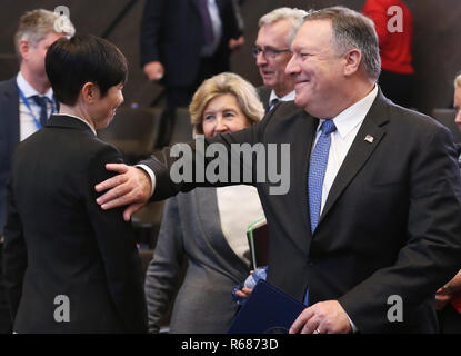 Bruxelles, Belgio. 4° dic, 2018. Stati Uniti Il segretario di Stato Mike Pompeo (R) saluta norvegese Ministro degli Esteri Ine Marie Eriksen Soreide durante una sessione dei ministri degli esteri della NATO' incontro con loro georgiano e gli omologhi ucraini, a Bruxelles, in Belgio, il 4 dicembre, 2018. Credito: Voi Pingfan/Xinhua/Alamy Live News Foto Stock