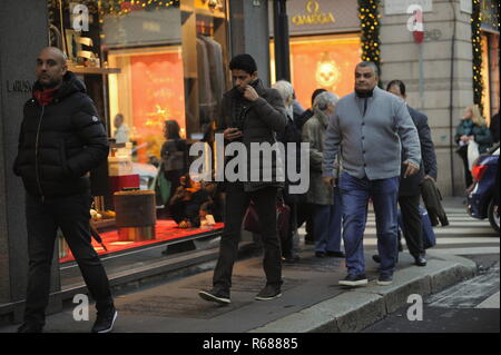 Milano, Nasser Al Khelaifi shopping center con 6 guardia del corpo in stoppa il presidente del PSG, Campione del Campionato di Francia, Nasser Al KHELAIFI, arriva in centro circondato da 6 guardie del corpo per fare un po' di shopping. Qui egli è percorribile a piedi in Via Montenapoleone, guardato a vista dalla sua sicurezza uomini vestiti in abiti civili in modo da non attirare attenzione, poi NASSER AL KHELAIFI decide di immettere la boutique di 'Gucci' e poi dal 'ARMANI', prima di scomparire da un'uscita secondaria per evitare i fotografi. Foto Stock