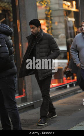 Milano, Nasser Al Khelaifi shopping center con 6 guardia del corpo in stoppa il presidente del PSG, Campione del Campionato di Francia, Nasser Al KHELAIFI, arriva in centro circondato da 6 guardie del corpo per fare un po' di shopping. Qui egli è percorribile a piedi in Via Montenapoleone, guardato a vista dalla sua sicurezza uomini vestiti in abiti civili in modo da non attirare attenzione, poi NASSER AL KHELAIFI decide di immettere la boutique di 'Gucci' e poi dal 'ARMANI', prima di scomparire da un'uscita secondaria per evitare i fotografi. Foto Stock