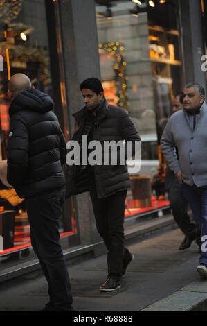 Milano, Nasser Al Khelaifi shopping center con 6 guardia del corpo in stoppa il presidente del PSG, Campione del Campionato di Francia, Nasser Al KHELAIFI, arriva in centro circondato da 6 guardie del corpo per fare un po' di shopping. Qui egli è percorribile a piedi in Via Montenapoleone, guardato a vista dalla sua sicurezza uomini vestiti in abiti civili in modo da non attirare attenzione, poi NASSER AL KHELAIFI decide di immettere la boutique di 'Gucci' e poi dal 'ARMANI', prima di scomparire da un'uscita secondaria per evitare i fotografi. Foto Stock