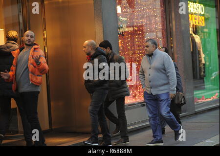 Milano, Nasser Al Khelaifi shopping center con 6 guardia del corpo in stoppa il presidente del PSG, Campione del Campionato di Francia, Nasser Al KHELAIFI, arriva in centro circondato da 6 guardie del corpo per fare un po' di shopping. Qui egli è percorribile a piedi in Via Montenapoleone, guardato a vista dalla sua sicurezza uomini vestiti in abiti civili in modo da non attirare attenzione, poi NASSER AL KHELAIFI decide di immettere la boutique di 'Gucci' e poi dal 'ARMANI', prima di scomparire da un'uscita secondaria per evitare i fotografi. Foto Stock