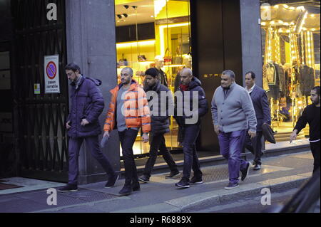 Milano, Nasser Al Khelaifi shopping center con 6 guardia del corpo in stoppa il presidente del PSG, Campione del Campionato di Francia, Nasser Al KHELAIFI, arriva in centro circondato da 6 guardie del corpo per fare un po' di shopping. Qui egli è percorribile a piedi in Via Montenapoleone, guardato a vista dalla sua sicurezza uomini vestiti in abiti civili in modo da non attirare attenzione, poi NASSER AL KHELAIFI decide di immettere la boutique di 'Gucci' e poi dal 'ARMANI', prima di scomparire da un'uscita secondaria per evitare i fotografi. Foto Stock