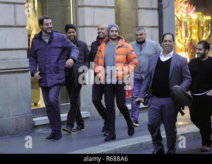 Milano, Nasser Al Khelaifi shopping center con 6 guardia del corpo in stoppa il presidente del PSG, Campione del Campionato di Francia, Nasser Al KHELAIFI, arriva in centro circondato da 6 guardie del corpo per fare un po' di shopping. Qui egli è percorribile a piedi in Via Montenapoleone, guardato a vista dalla sua sicurezza uomini vestiti in abiti civili in modo da non attirare attenzione, poi NASSER AL KHELAIFI decide di immettere la boutique di 'Gucci' e poi dal 'ARMANI', prima di scomparire da un'uscita secondaria per evitare i fotografi. Foto Stock