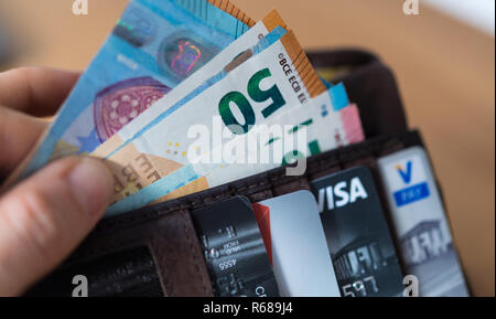 Dresden, Germania. 04 Dic, 2018. Illustrazione - Una donna è in possesso di un portafoglio con numerose banconote e carte bancarie in mano (staged scena). Credito: Monika Skolimowska/dpa-Zentralbild/ZB/dpa/Alamy Live News Foto Stock