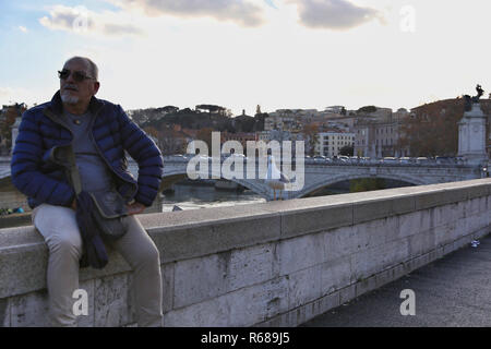 Roma, Italia. 4° dic, 2018. Un gabbiano sorge accanto a un uomo dal fiume Tevere a Roma, Italia, il 4 dicembre 2018. Credito: Cheng Tingting/Xinhua/Alamy Live News Foto Stock