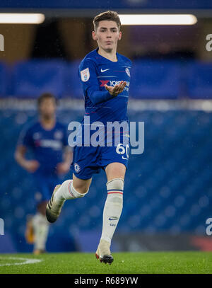 Londra, Regno Unito. 4 dicembre, 2018. Billy Gilmour di Chelsea U21 durante il Trofeo Checkatrade 2. round match tra Chelsea U21 e AFC Wimbledon a Stamford Bridge, Londra, Inghilterra il 4 dicembre 2018. Foto di Andy Rowland. Credito: Andrew Rowland/Alamy Live News Foto Stock