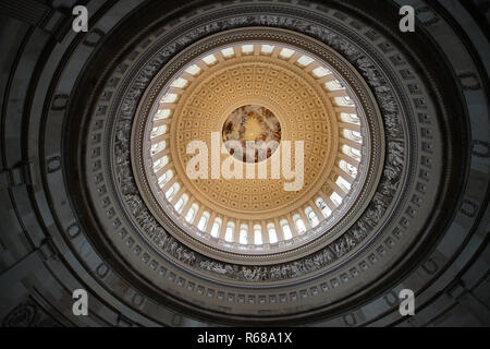 Washington DC, Stati Uniti d'America. 4 dicembre, 2018. La Rotunda del Campidoglio degli Stati Uniti. Foto di Dennis Brack Credito: Dennis Brack/Alamy Live News Foto Stock