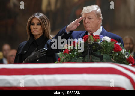 Washington, Distretto di Columbia, Stati Uniti d'America. 4° dic, 2018. Il presidente statunitense Trump, con la prima signora Melania Trump, saluta il cofanetto contenente il corpo dell ex Presidente degli Stati Uniti George H.W. Bush nella rotonda del Campidoglio degli Stati Uniti in Washington, DC, Stati Uniti d'America, 03 dicembre 2018. Bush, la quarantunesima edizione del Presidente degli Stati Uniti (1989-1993), morì nella sua Houston, Texas, Stati Uniti d'America, casa circondata da amici e parenti il 03 novembre 2018. Il corpo si troverà nello stato in Campidoglio prima di essere spostato verso la Cattedrale Nazionale di Washington per un servizio funebre. Credito: Shawn Thew/CNP/ZUMA filo/Alamy Live News Foto Stock