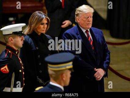 Washington, Stati Uniti d'America. 03 Dic, 2018. Il Presidente degli Stati Uniti, Trump e la First lady Melania Trump di pagare i loro aspetti all ex Presidente degli Stati Uniti George H.W. Bush, che è giacente in stato nella rotonda del Campidoglio degli Stati Uniti lunedì 3 dicembre 2018. Credito: Ron Sachs/CNP (restrizione: NO New York o New Jersey o giornali quotidiani nel raggio di 75 miglia da New York City) | utilizzo del credito in tutto il mondo: dpa/Alamy Live News Foto Stock